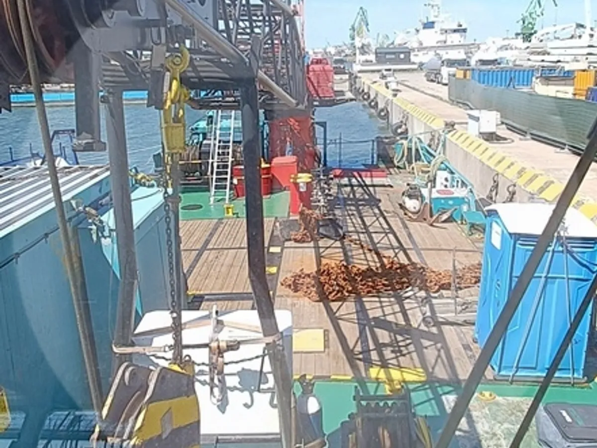 Crane vessel for sale