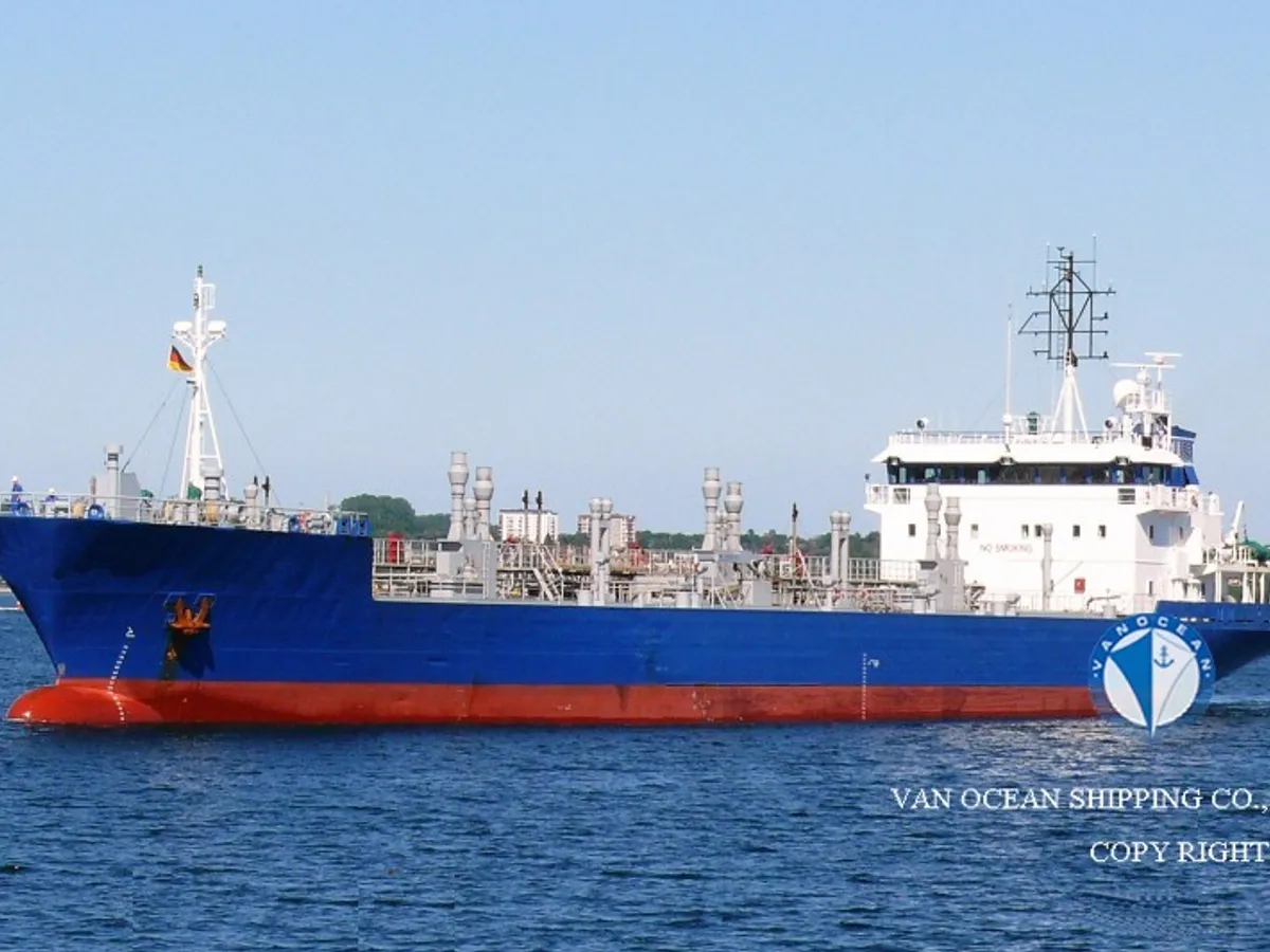 Oil/Chemical tanker for sale