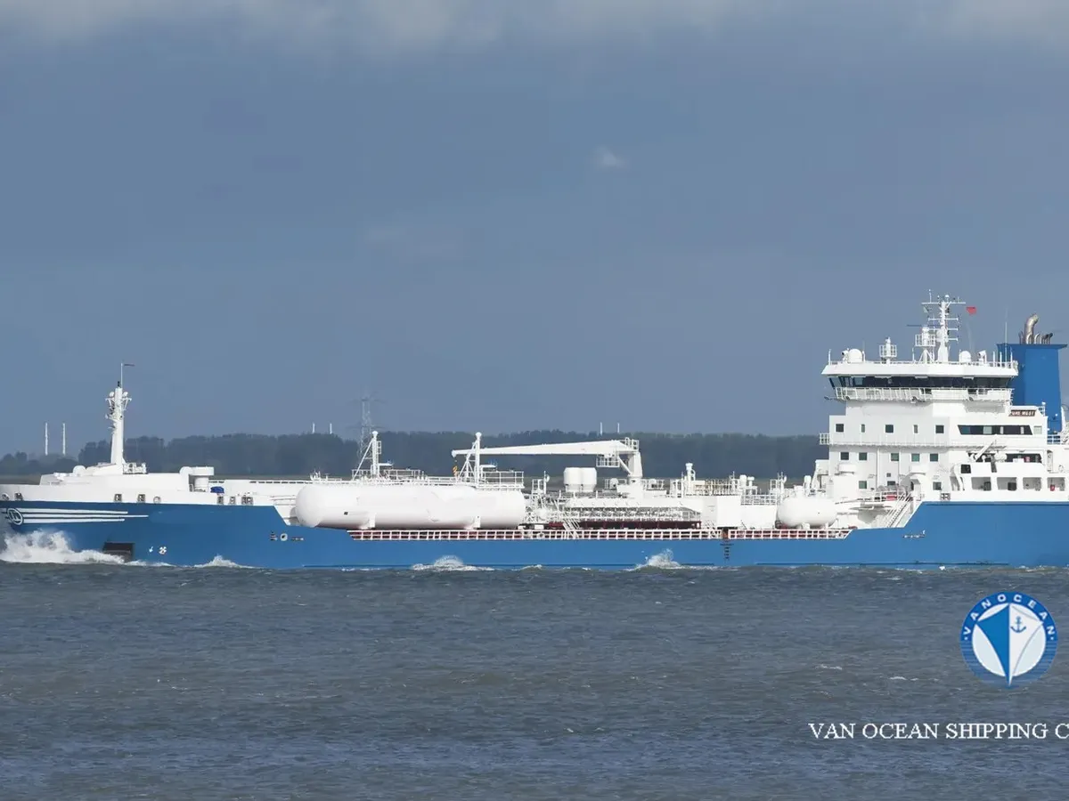 Oil/Chemical tanker for sale