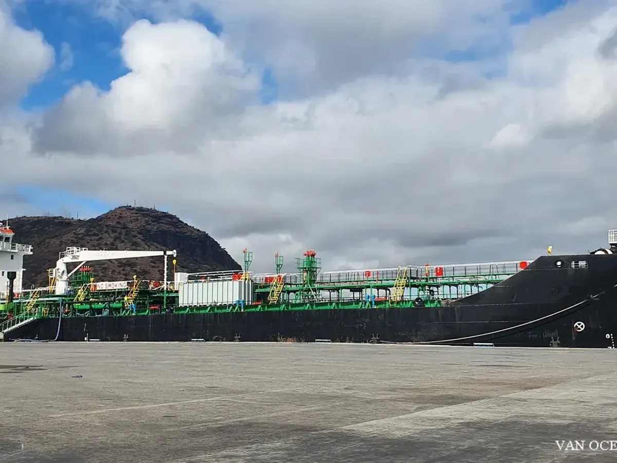 Oil/Chemical tanker for sale