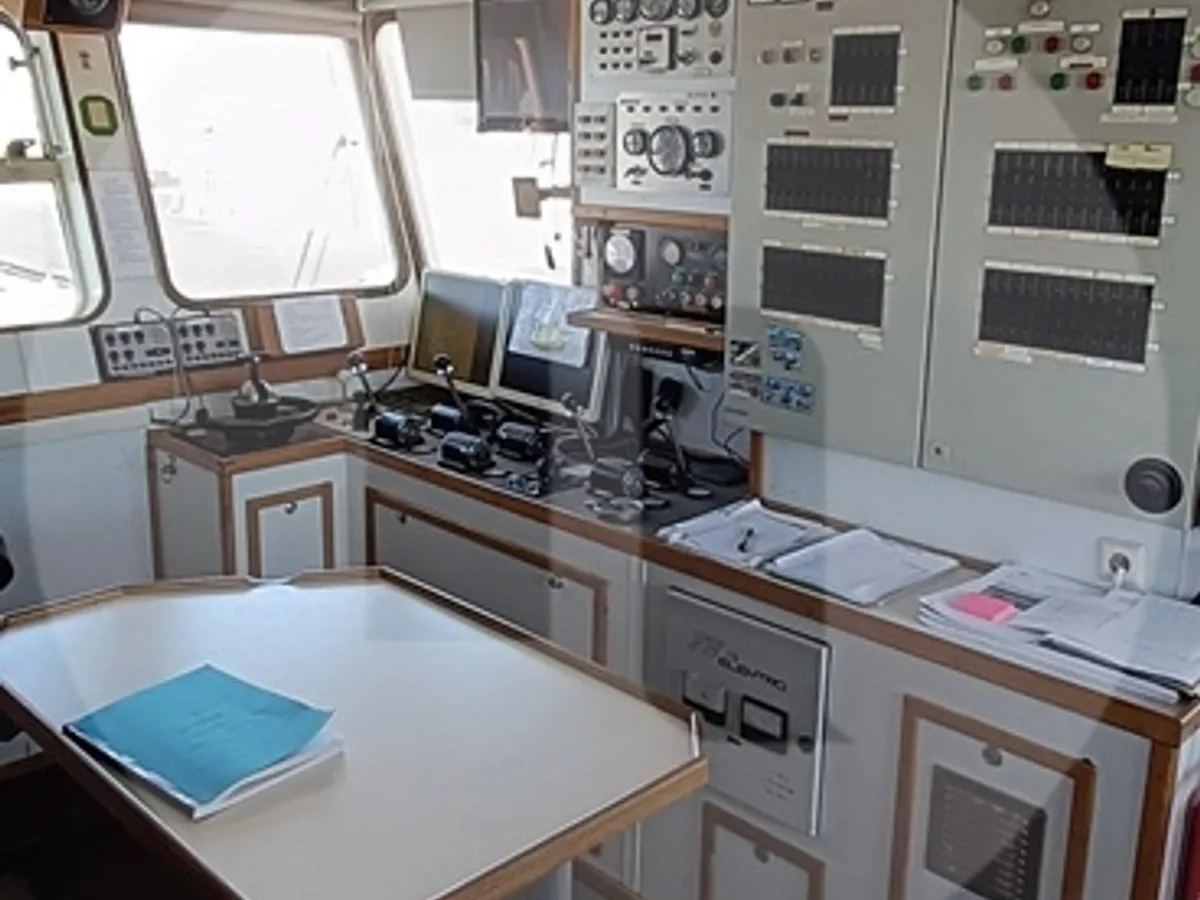 Crane vessel for sale